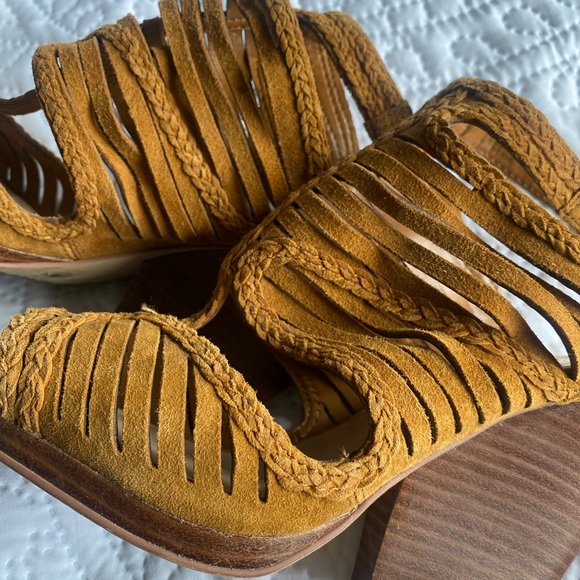 Vince Camuto Suede wedges - Picture 4 of 7